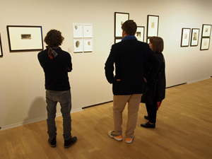 Bild: Besucher_innen in der Rembrandt-Ausstellung