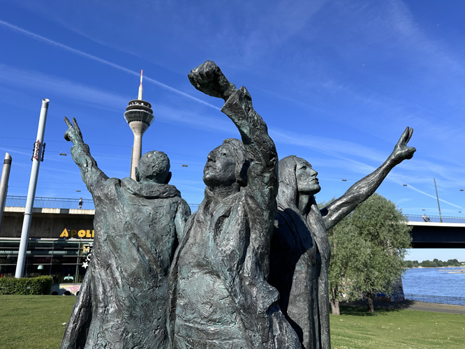 Bronzefiguren mit kämpferischer Pose