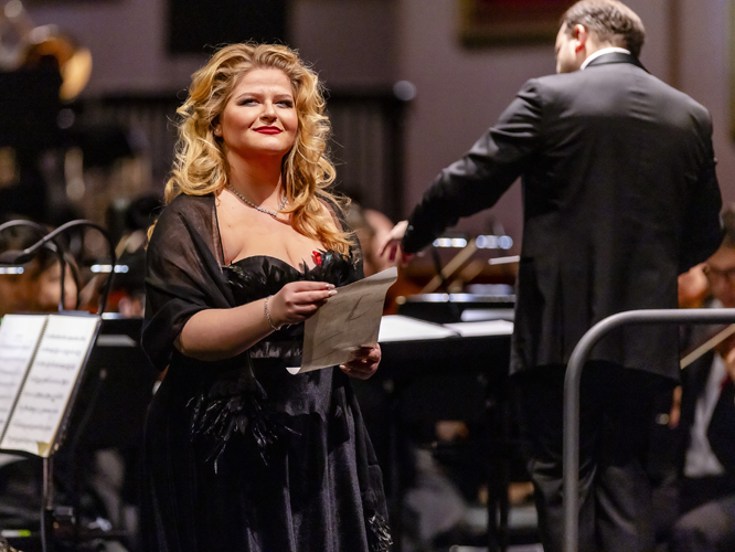 Die kosovarische Sopranistin Marigona Qerkezi begeisterte mit der Arie der Lady Macbeth aus der Oper "Macbeth" von Giuseppe Verdi. // Foto: Anne Orthen