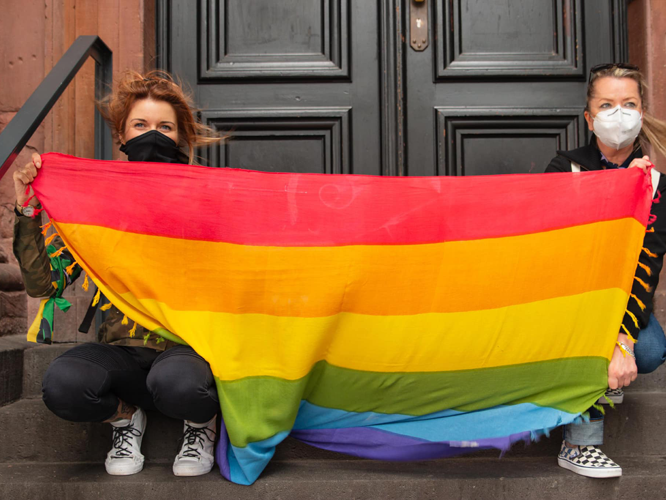 Bild: Aktivistinnen mit Regenbogenflagge