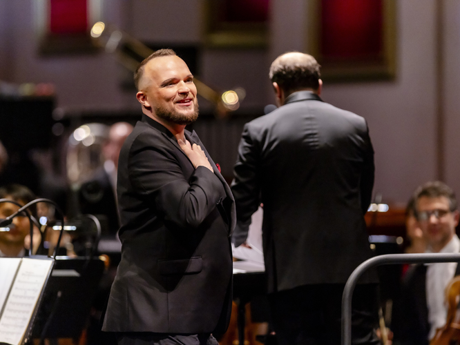 Der deutsche Countertenor Nils Wanderer sang unter anderem den Song "Memory" aus Andrew Lloyd-Webbers "Cats". // Foto: Anne Orthen