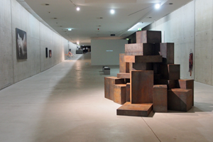 Bild: Ausstellungshalle KIT mit der Arbeit "All ahead!" von Andrey Kuzkin im Vordergrund