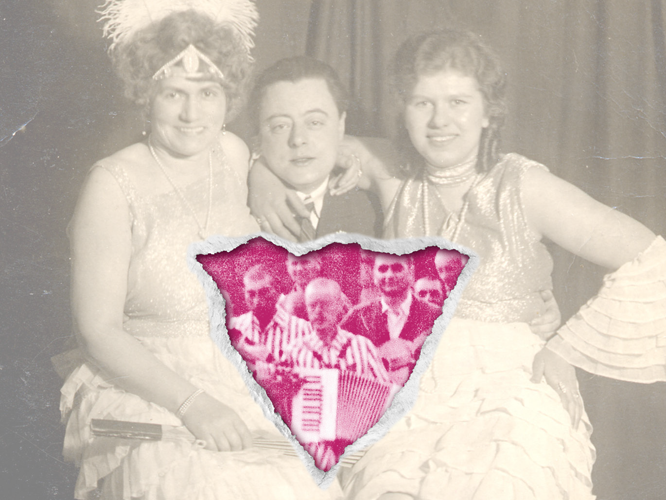 Nostalgisches Foto mit einem Mann in der Mitte und zwei Show-Girls. Davor ein rosa Dreieck mit musiziernden KZ-Häftlingen