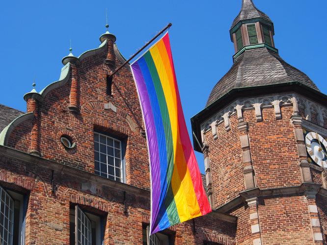 Bild: Regenbogenfahne am Düsseldorfer Rathaus