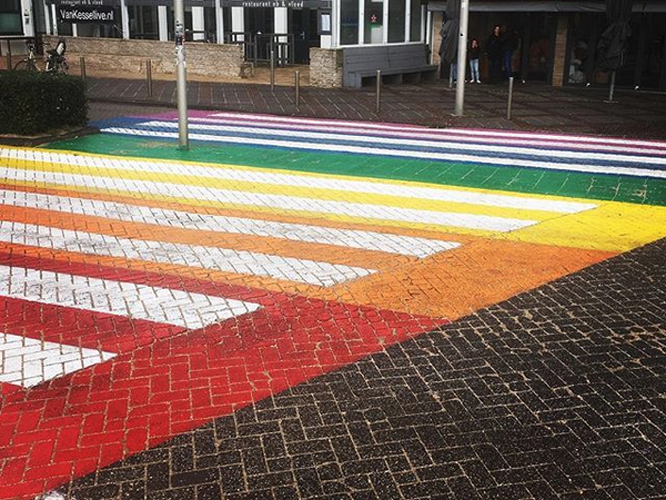 Bild: Regenbogen-Zebrastreifen