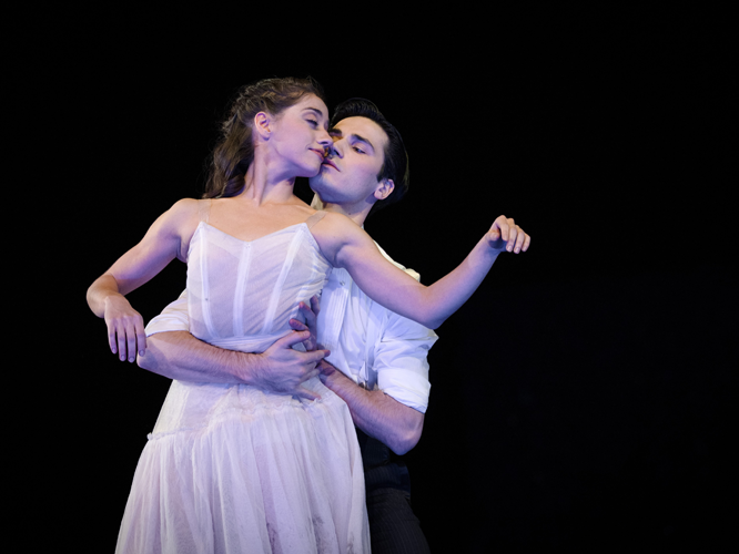 Szene aus Bridget Breiners Ballett "Ruß". Clara und J. R. Prince tanzen innig