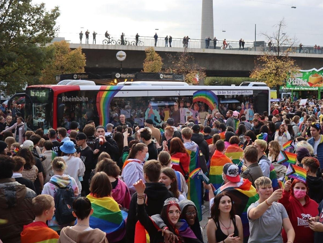 Bild: Pridebus auf dem Johannes-Rau-Platz