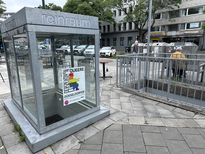 Außenansicht Reinraum mit Plakat