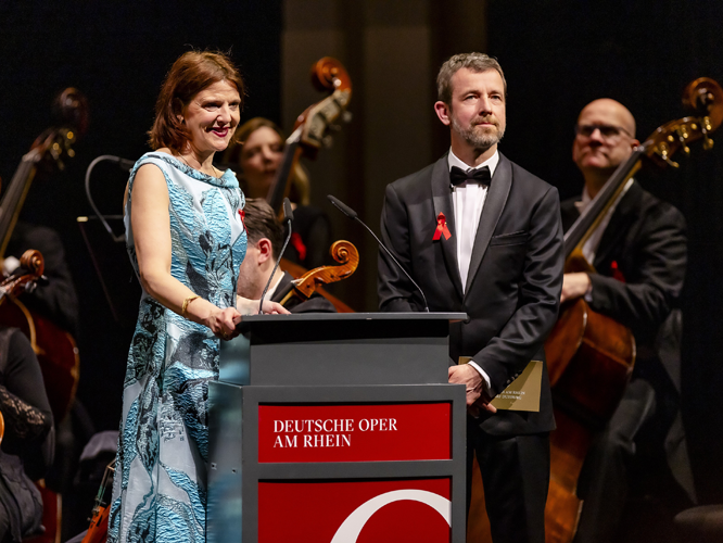 Anne von Fallois vom Vorstand der Deutschen AIDS-Stiftung und Marwin Wendt, der Künstlerische Leiter der Deutschen Oper am Rhein, bei der Begrüßung am 7. März 2026. // Foto: Anne Orthen