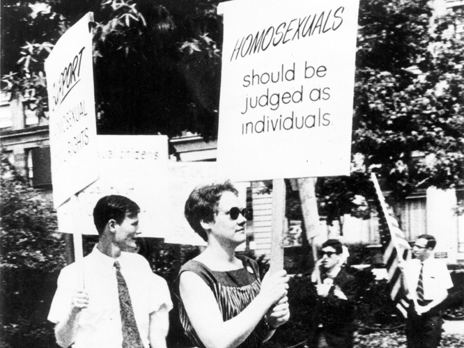 Schwarz-weiß-Foto von protestierenden Menschen in New York