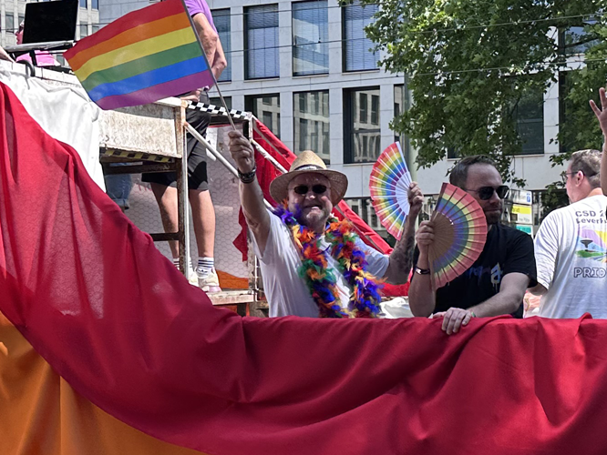Teilnehmer auf dem CSD-Wagen