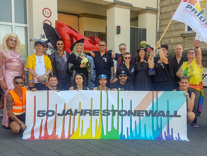 Bild: Teilnehmende am ersten Walk of Pride in Düsseldorf