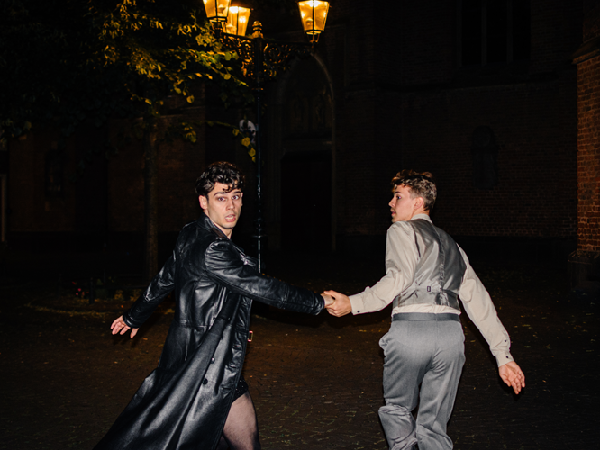 Zwei junge Männer fliehen in die Nacht