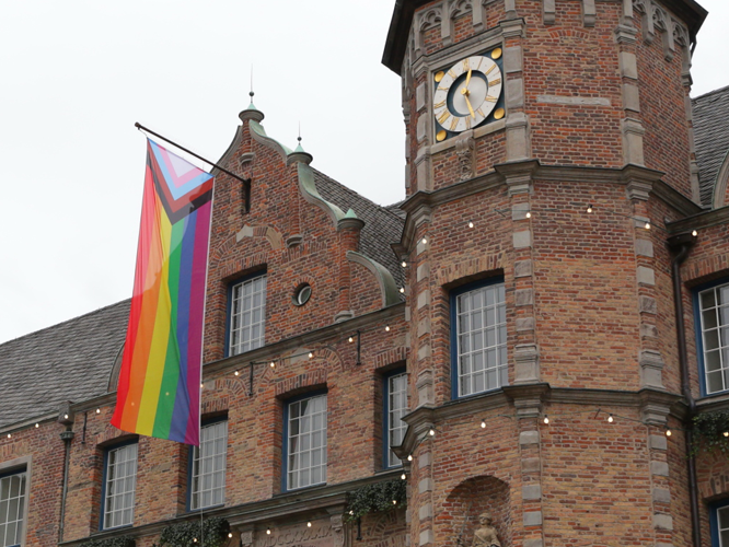 Bild: Regenbogenfahne am Rathaus