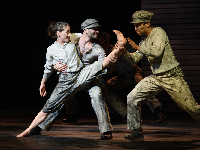 Szene aus Bridget Breiners Ballett "Ruß". Zwei Bergleute mit Clara