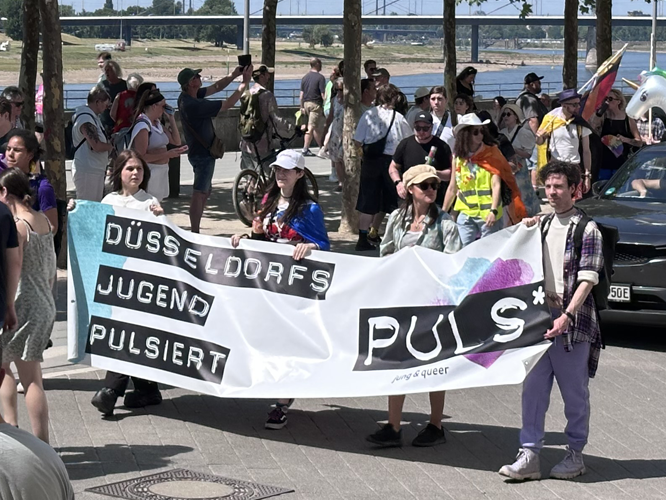 Banner: Düsseldorfs Jugend pulsiert