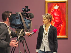 Bild: Dr. Susanne Meyer-Büser, Kuratorin der Ausstellung, im Interview vor dem Otto-Dix-Gemälde "Bildnis der Tänzerin Anita Berber"