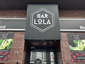 Eingang Bar Lola