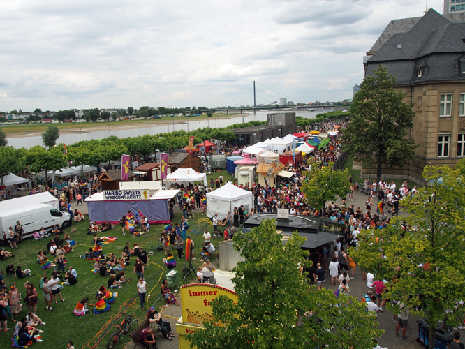 Bild: CSD-Straßenfest an der Rheinpromenade