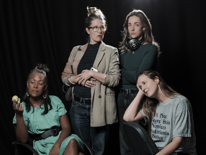 Vier Frauen vor schwarzem Hintergrund