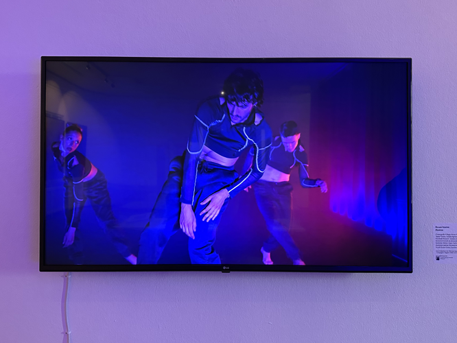 Monitor mit Tanzvideo