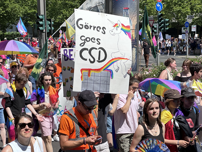 Teilnehmende mit Plakat "Görres goes CSD"