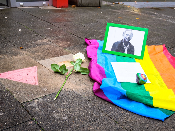 Bild: Geschmückter Stolperstein zum Gedenken an Karl Carduck