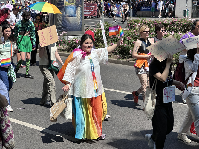 Teilnehmerin mit Regenbogenrock