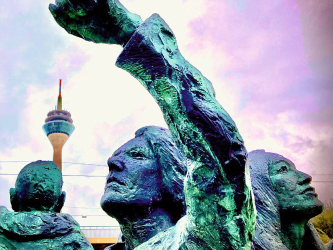 Bronzeplastik vor Rheinturm