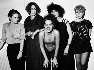 Schwar-Weiß-Foto auf dem fünf Frauen in Punk-Outfit zu sehen sind