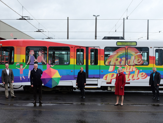 Bild: Rheinbahn-Führungsteam vor der Düsseldorfer Pride-Bahn