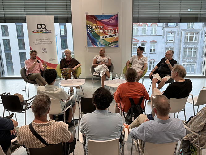 Podiumsteilnehmende und Publikum bei der Talkreihe Queere Geschichte(n)