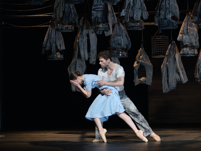 Szene aus Bridget Breiners Ballett "Ruß". Mitch und Livia beim Tanz