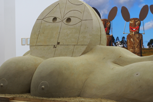 Bild: Sandskulptur von Olaf Breuning (2016)