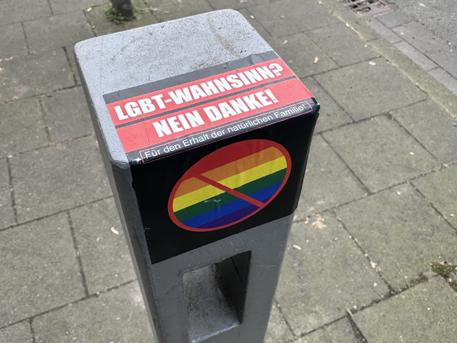 Aufkleber mit Hassbotschaft an einem Fahrradständer