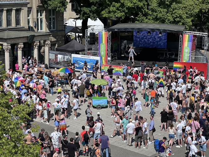 CSD-Hauptbühne auf dem Johannes-Rau-Platz