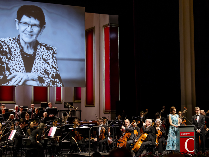 Zu Beginn des Abends erinnerten Anne von Fallois und Marwin Wendt an die im Februar verstorbene Prof. Rita Süssmuth. // Foto: Anne Orthen