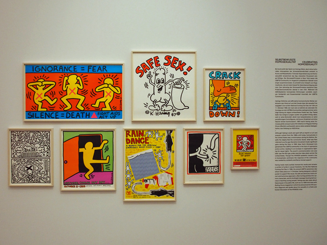 Bild: Plakate mit Keith Haring Motiven