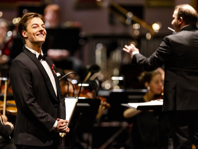 Der polnische Bass Paweł Horodyski eröffnete den Abend mit der Arie des Osmin aus Wolfgang Amadeus Mozarts "Die Entführung aus dem Serial". // Foto: Anne Orthen