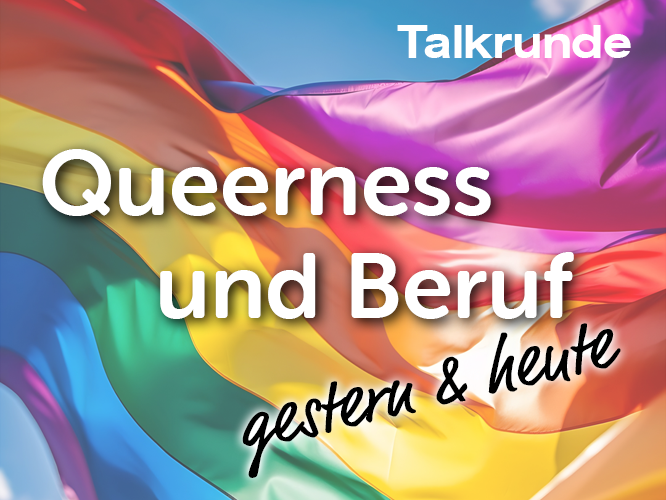 Schriftzug "Talkrunde: Queerness und Beruf - gestern und heute" auf Regenbogenfahne