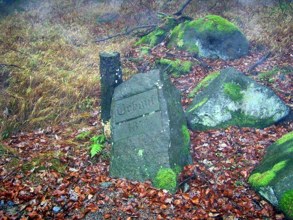 Der Denkstein am Stufenweg.