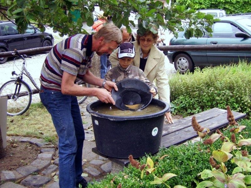 Matthias beim Goldwaschen