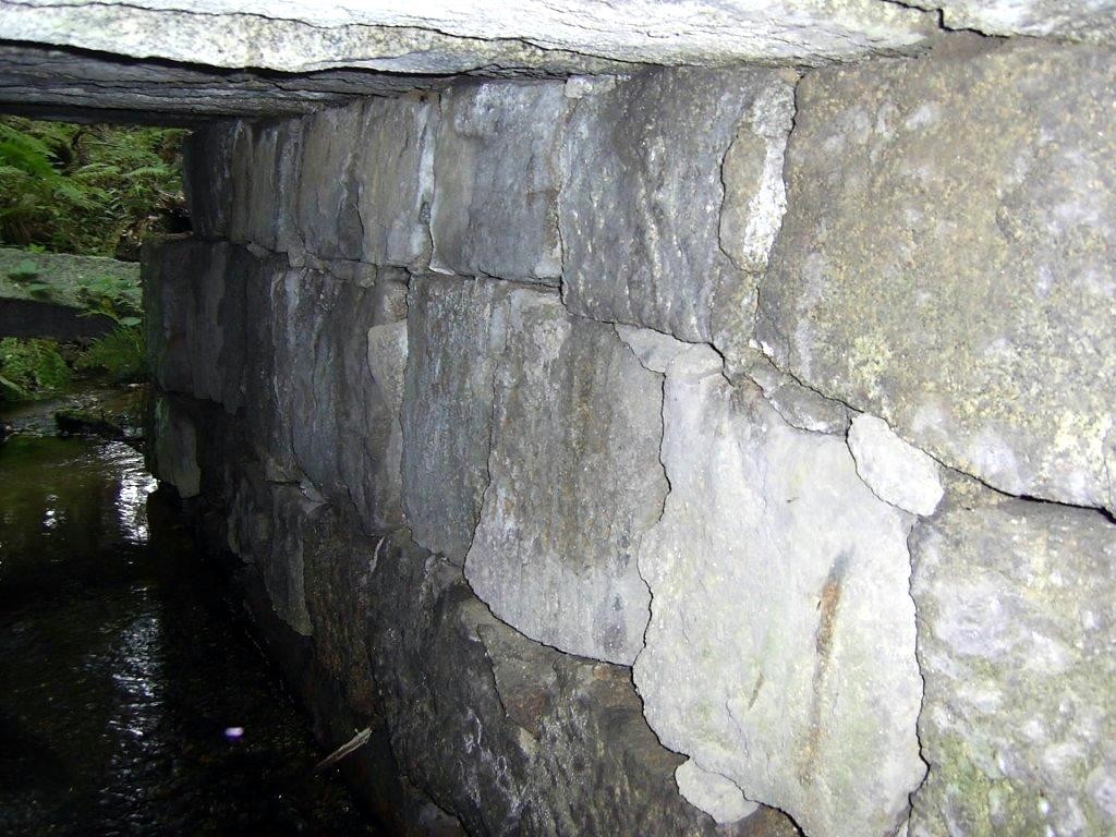 Die Brücke besteht vollständig aus Granitblöcken