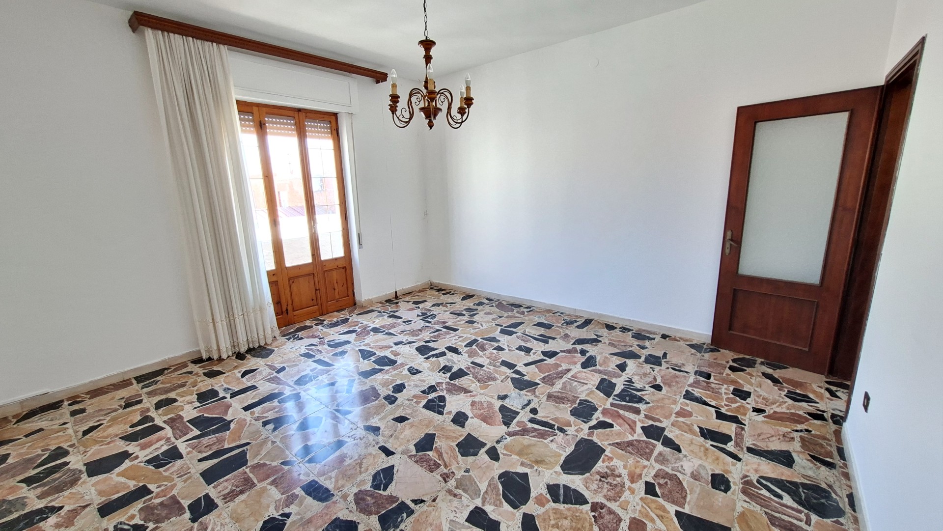 First-floor room 