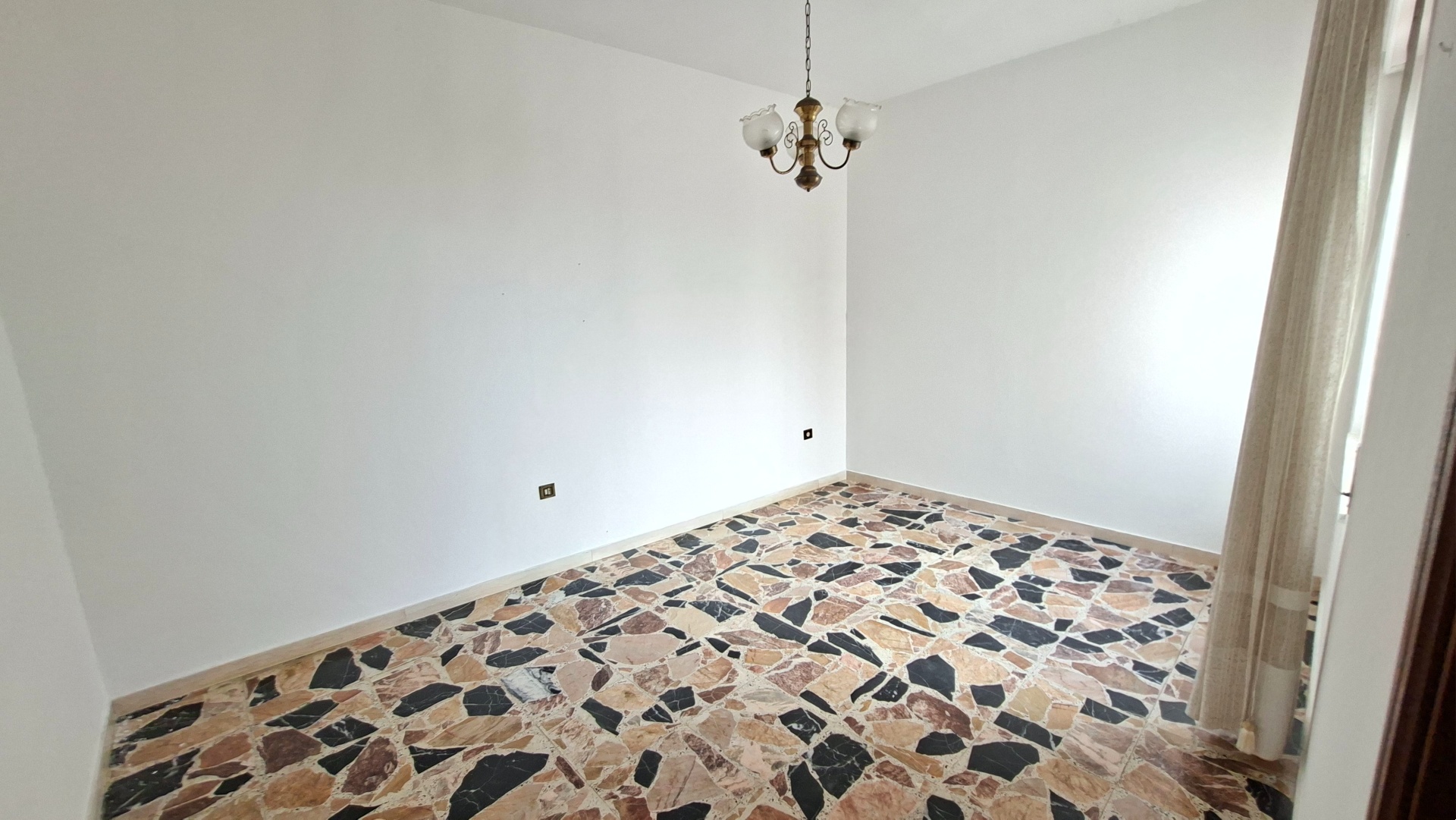 First-floor room 