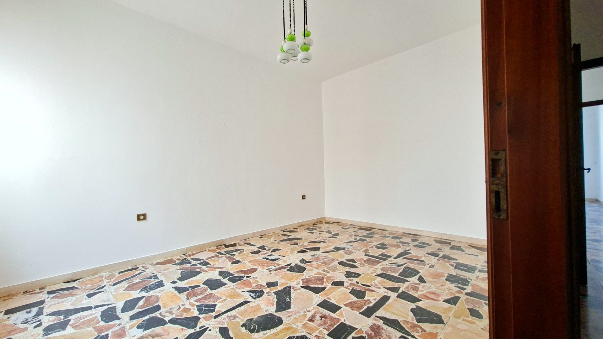 First-floor room 