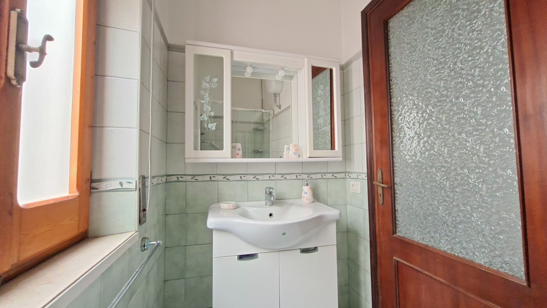 bathroom on the ground floor