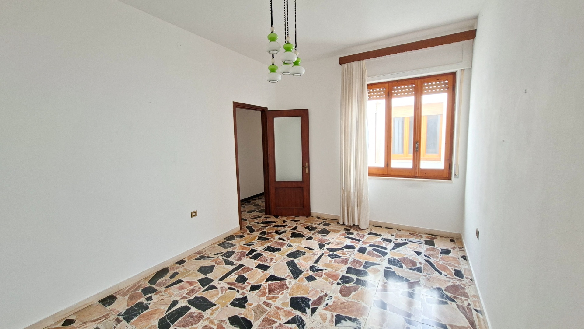 First-floor room 
