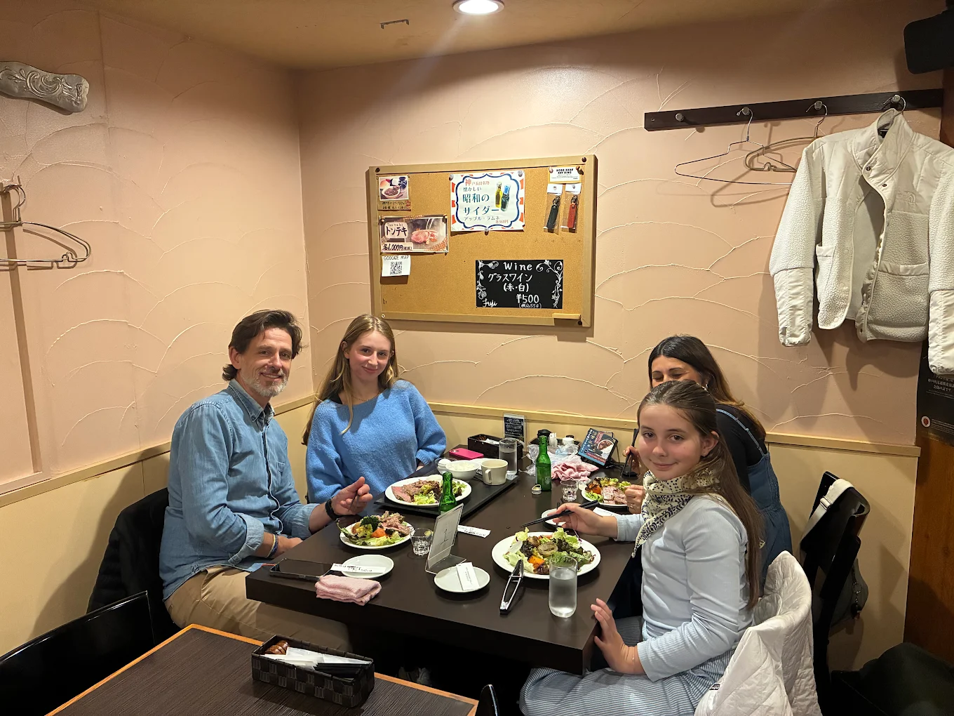 Enjoy delicious food and fun with your family! Children are welcome. We offer Kobe beef at a fair price.
