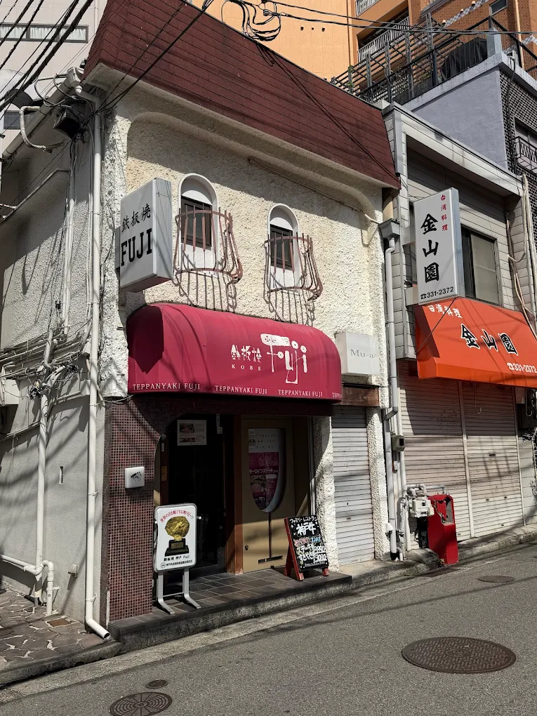 It's a great location, just a 4-minute walk from Sannomiya Station, a 2-minute walk from Ikuta Shrine, and a 5-minute walk to Kitanozaka.